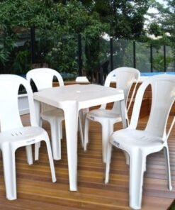 Jogo mesa com quatro cadeiras de plastico marca grosfillex